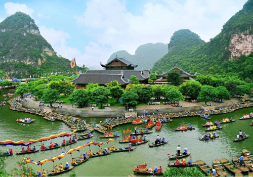 Explore Tam Coc Wharf: A breathtaking boat tour through nature