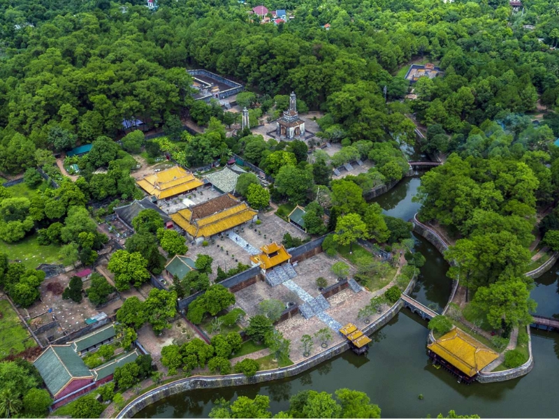 Tomb Tu Duc can be easily accessed by various means of transportation (source: Vinwonders)