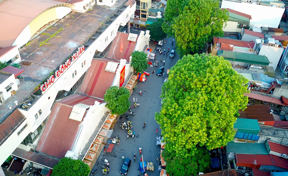 Hanoi-DongXuanMarket-FromHigh-adventuretoursdotvn