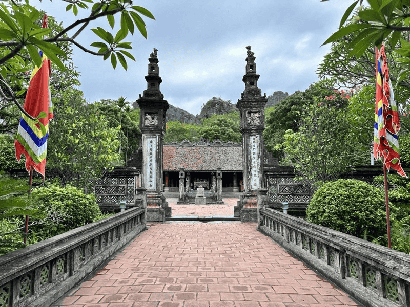 Visit the temple of King Dinh Tien Hoang (source: Xay dung news)