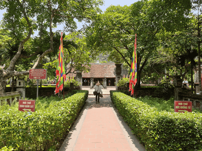 Explore the temple of King Le Dai Hanh (source: Ninh Binh hidden charm hotel & Hanoi resort)
