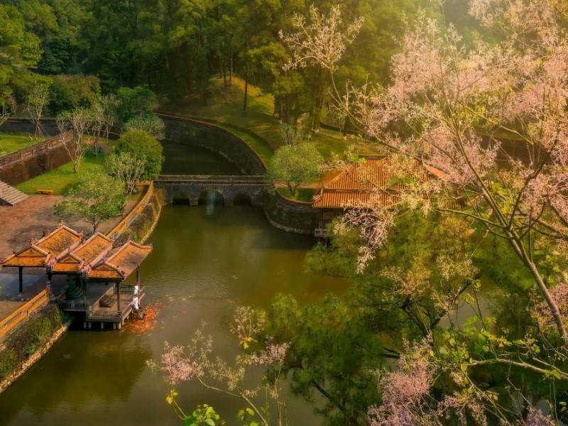 The vast Luu Khiem lake creates a harmonious feng shui balance (source: Du lich con voi)