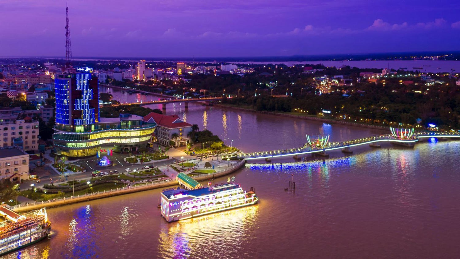 den-ben-ninh-kieu-ngam-ve-dep-cu