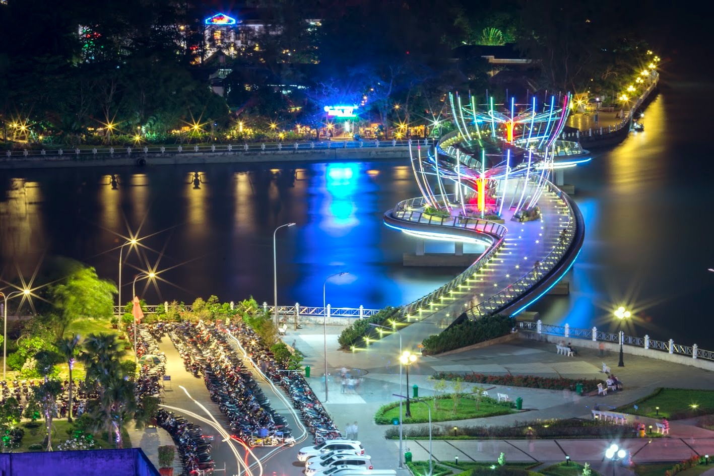 Immerse yourself in Ninh Kieu Night Market (Source: My tour)