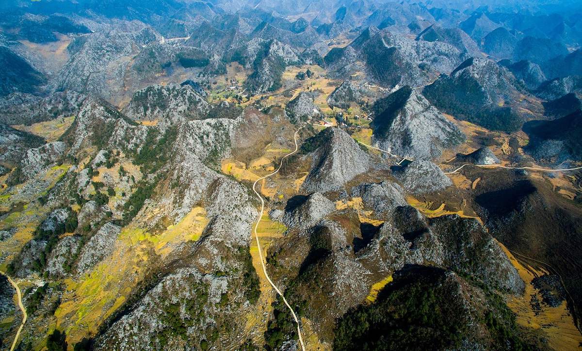 Dong Van Karst Plateau Geopark showcases dramatic rock formations and jagged peaks (Source: VinWonders)